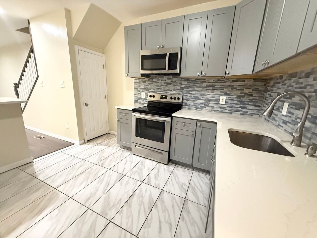 7275 Saybrook Ave - Photo 6 of 27