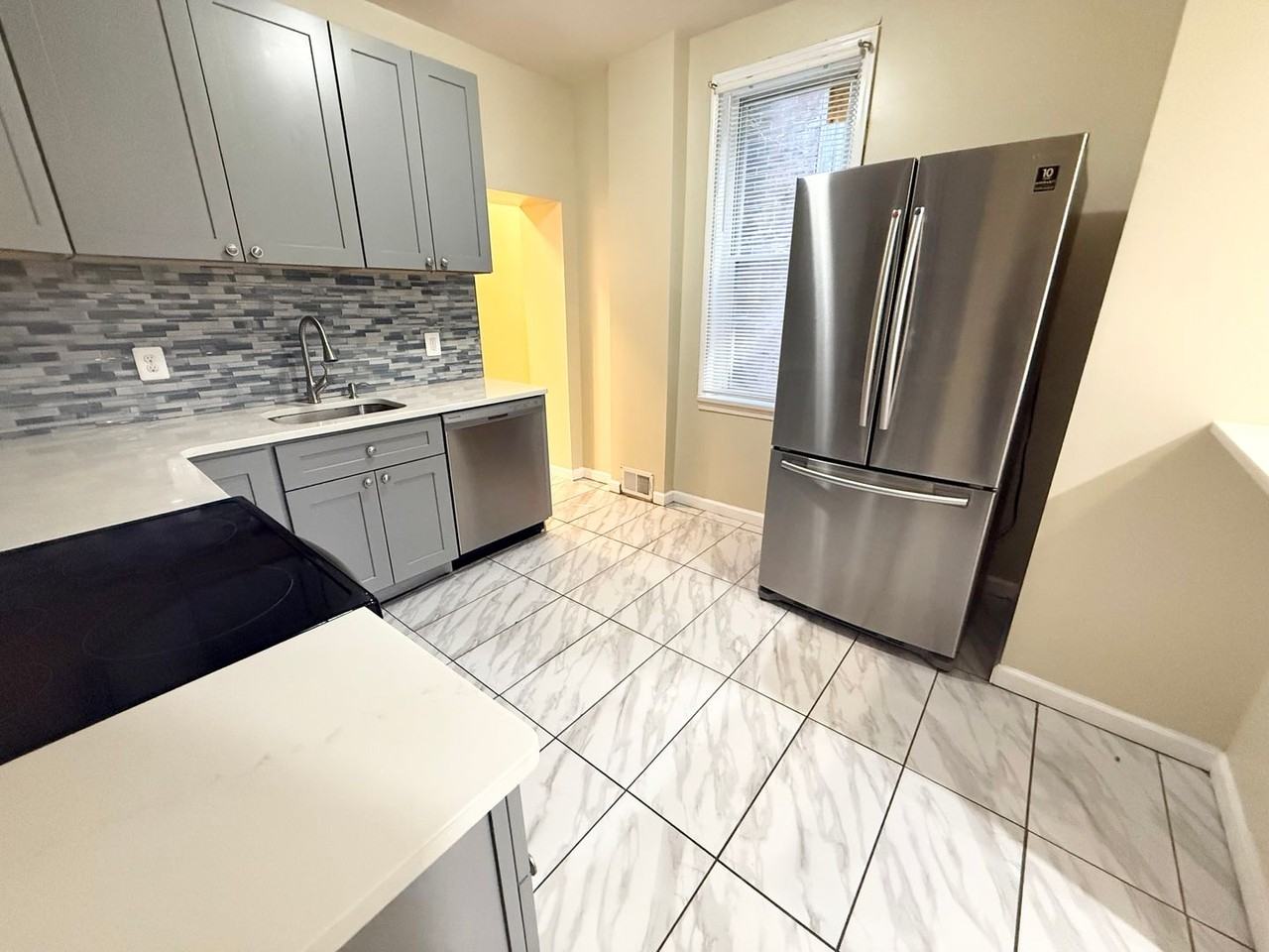 7275 Saybrook Ave - Photo 7 of 27