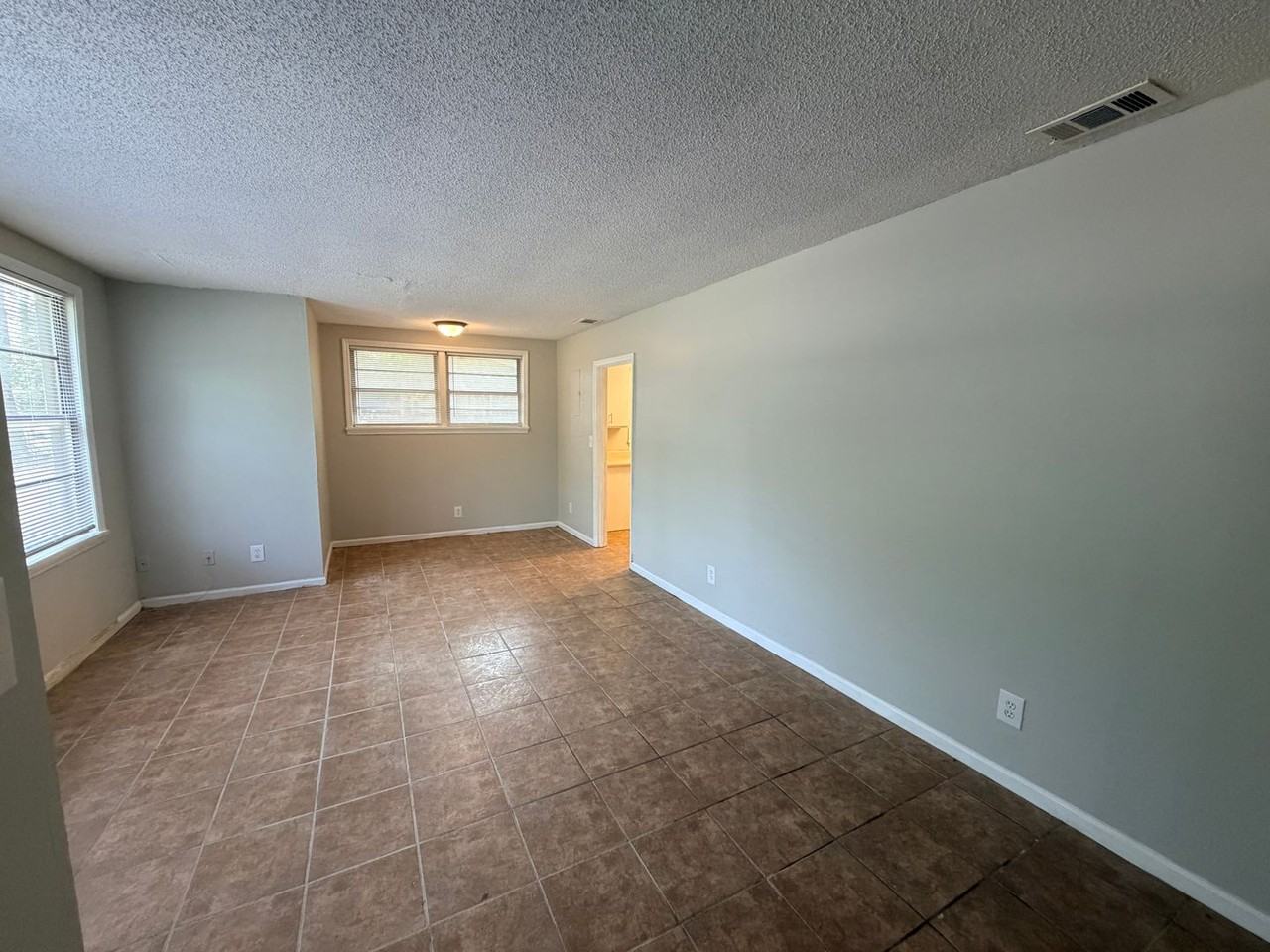620 E Jane St - Photo 2 of 10