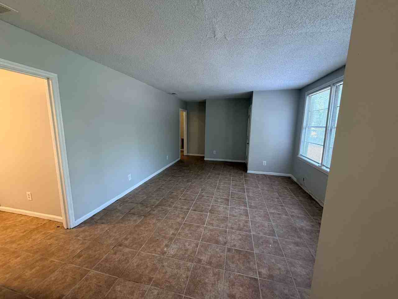 620 E Jane St - Photo 3 of 10