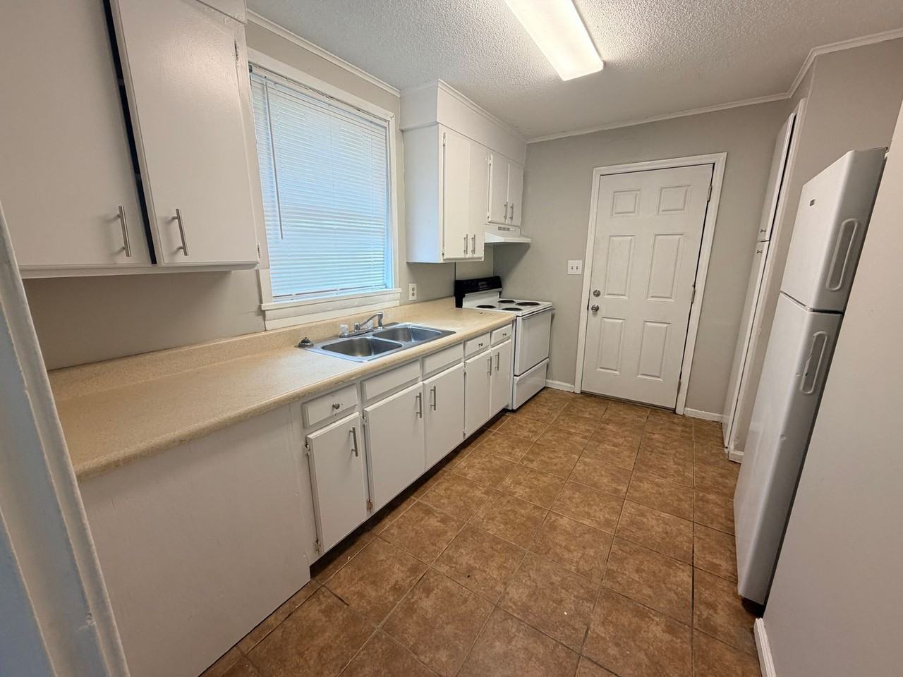 620 E Jane St - Photo 4 of 10