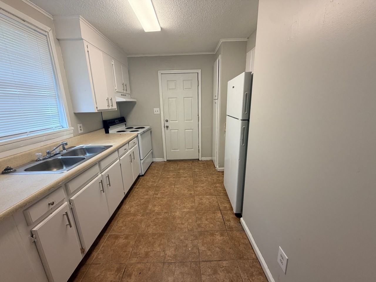 620 E Jane St - Photo 5 of 10
