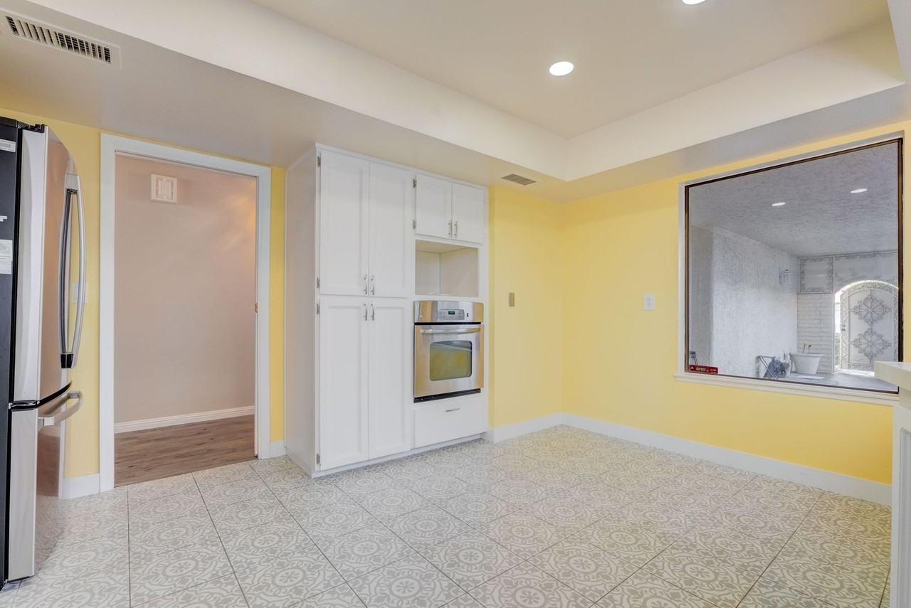 2204 Plaza Del Robles - Photo 4 of 36