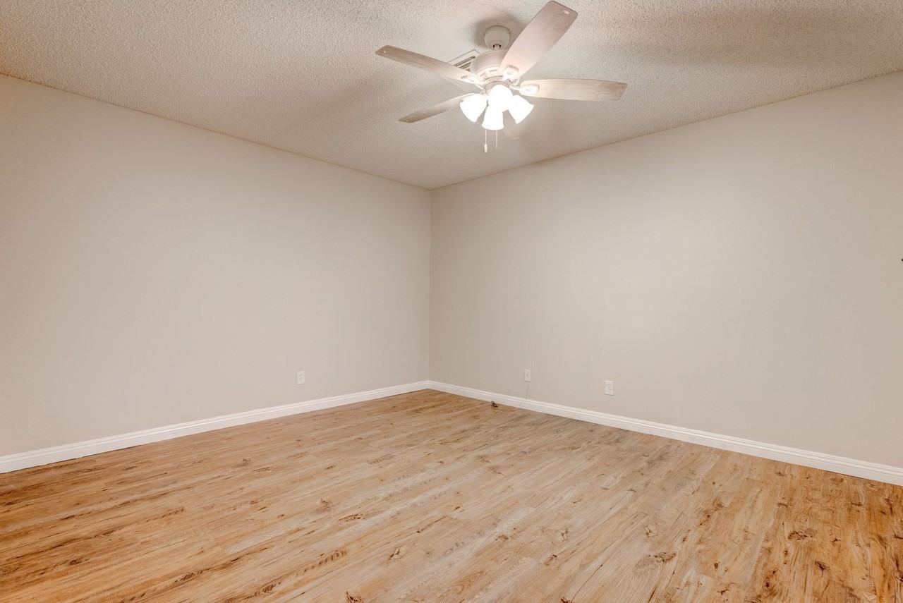 2204 Plaza Del Robles - Photo 7 of 36