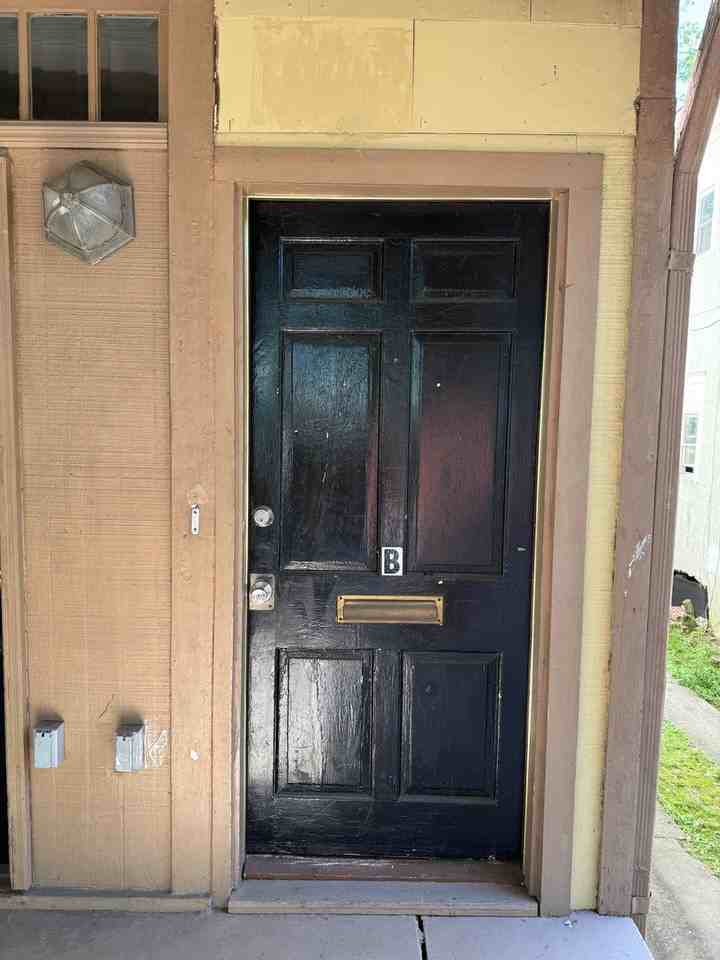 823 E Henry St - Photo 2 of 13