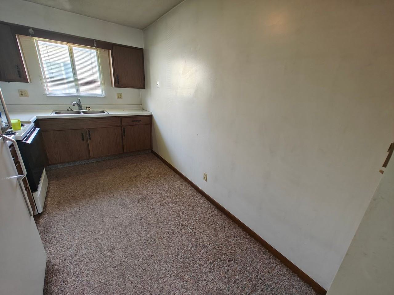 321 E Mechanic St - Photo 2 of 7
