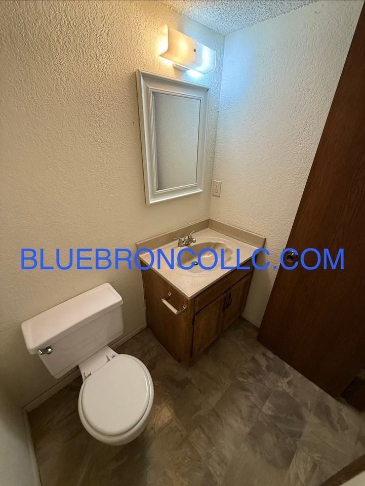 111 Sw Oxford Pl - Photo 3 of 10