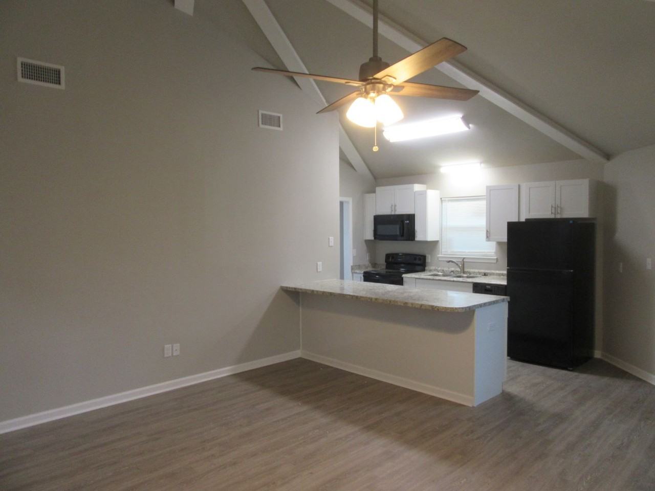 1304 Grace Ave Apt B - Photo 2 of 14