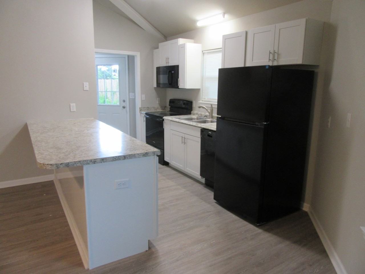 1304 Grace Ave Apt B - Photo 3 of 14