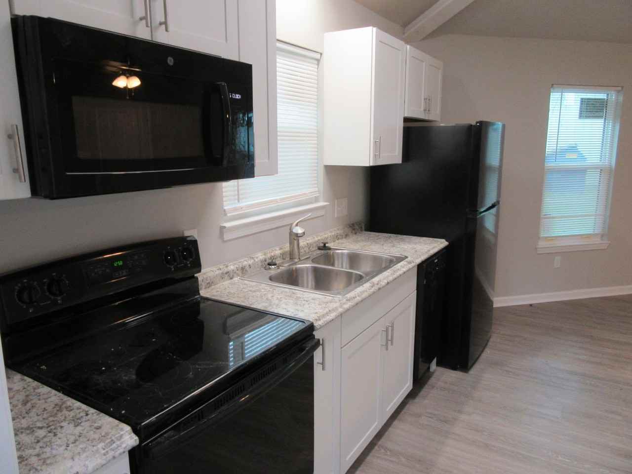 1304 Grace Ave Apt B - Photo 5 of 14