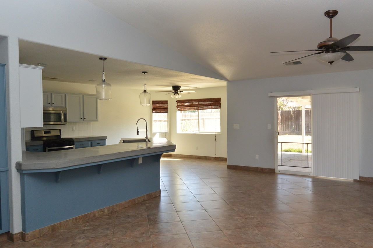 1724 S Grand St - Photo 2 of 12