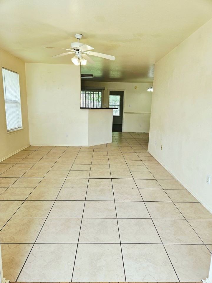 1303 Fox Creek Dr - Photo 2 of 14