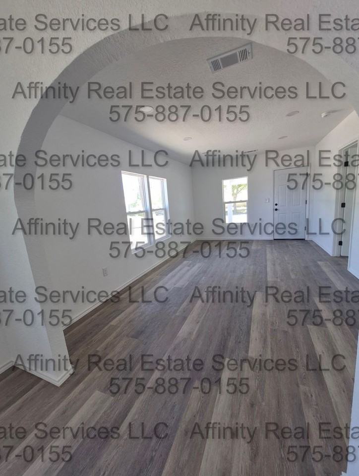 613 N Guadalupe St - Photo 3 of 10