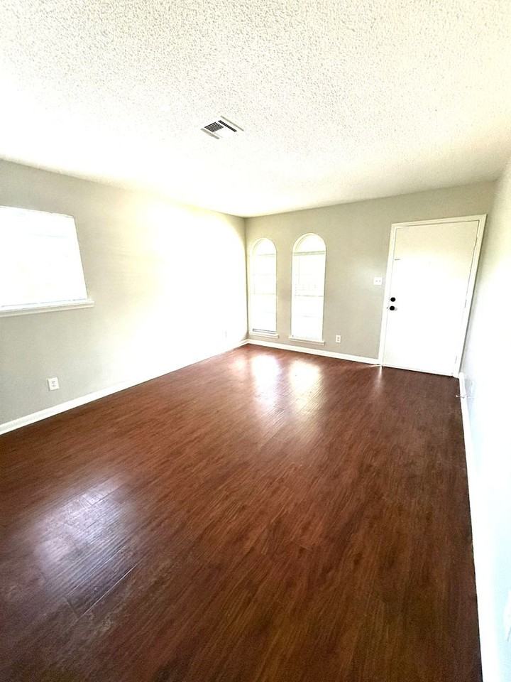 535 Lawndale Ln - Photo 3 of 12
