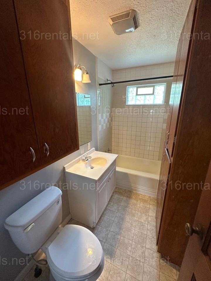 2006 W Irving St - Photo 5 of 10