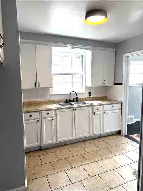 8266 Warwick St - Photo 5 of 7