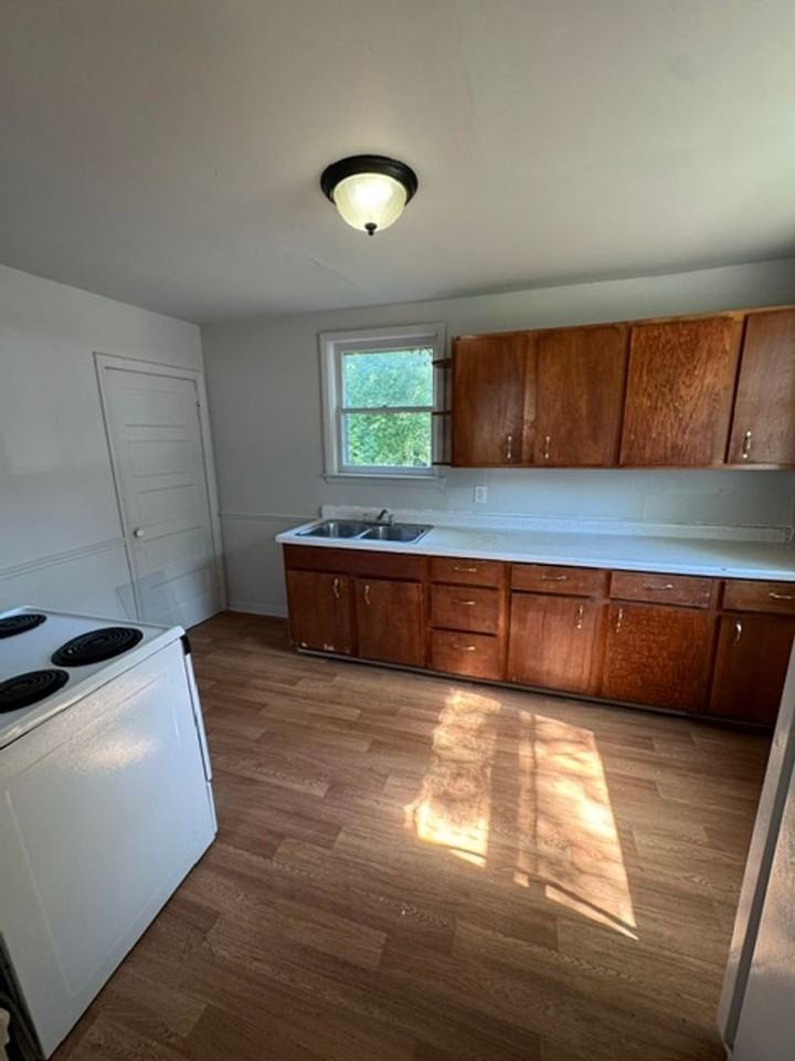 1360 Huestis Ave - Photo 4 of 8