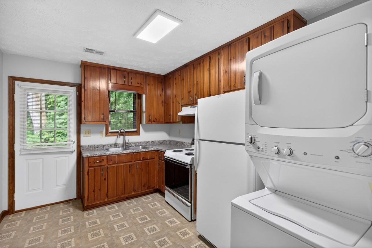 8753 Bowden St - Photo 4 of 11
