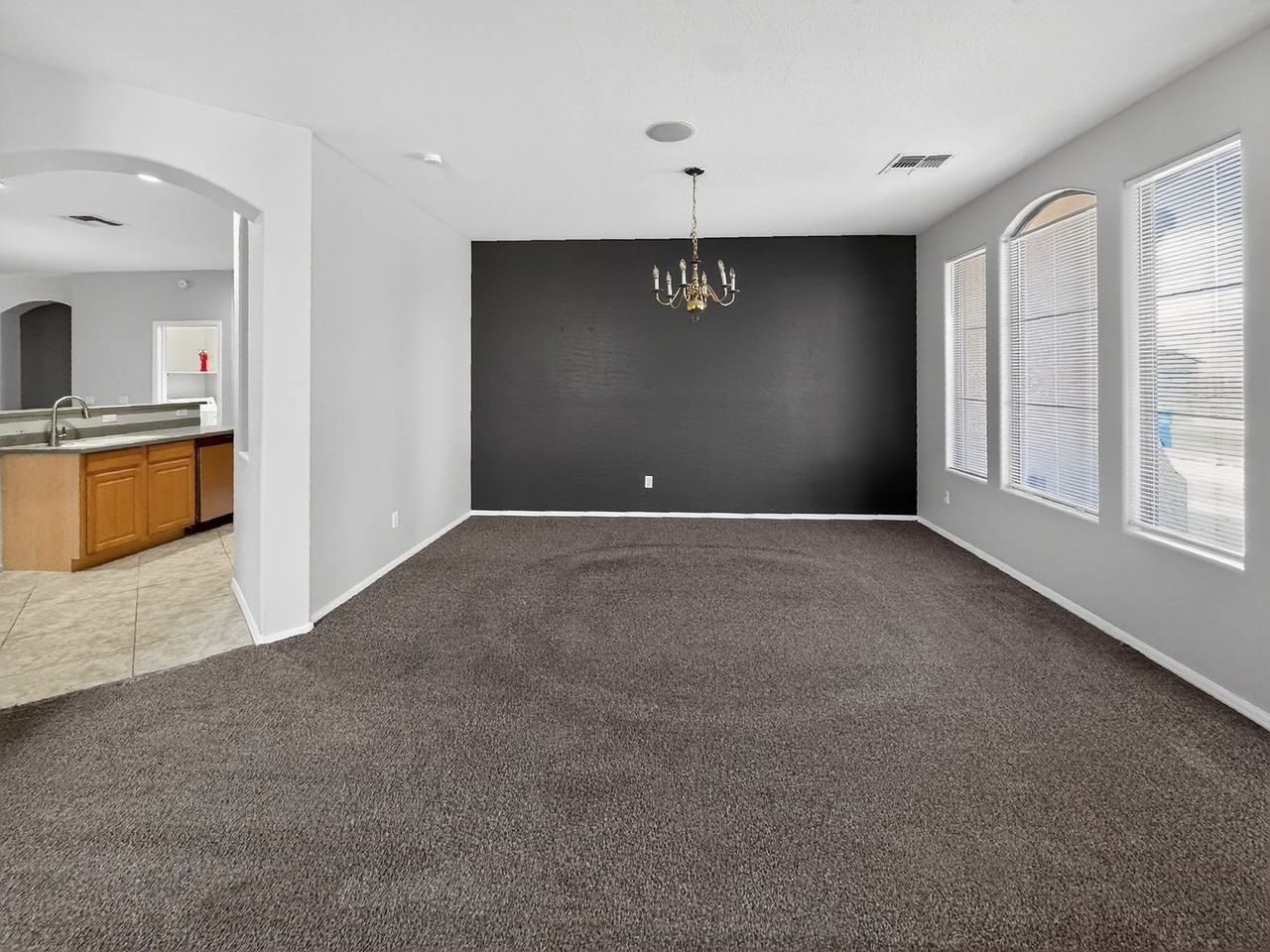 2421 W Ellis St - Photo 7 of 50
