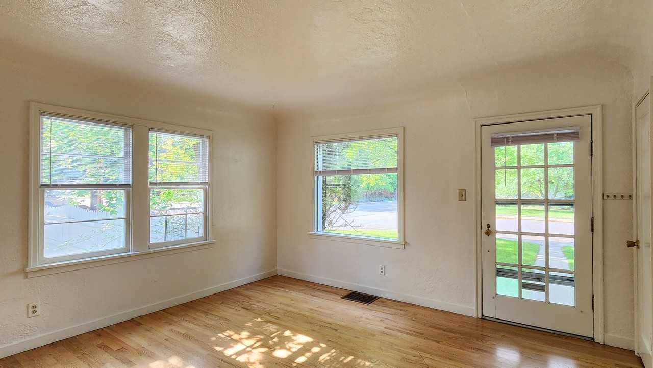 540 Beverly Ave - Photo 4 of 33
