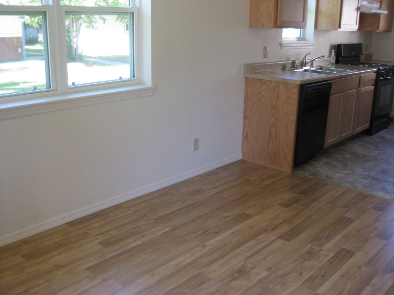 804 Defoe St #B - Photo 4 of 16