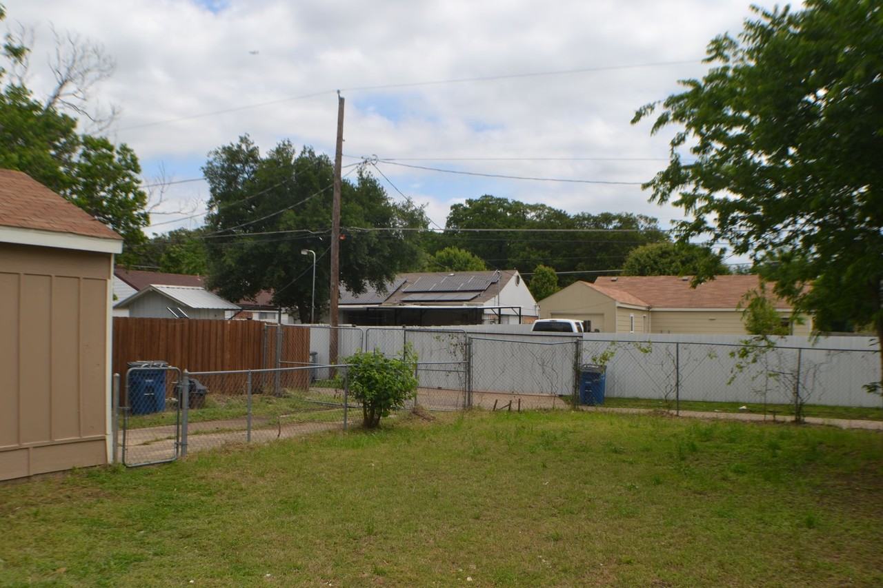 1520 Pebblewood Dr - Photo 4 of 25