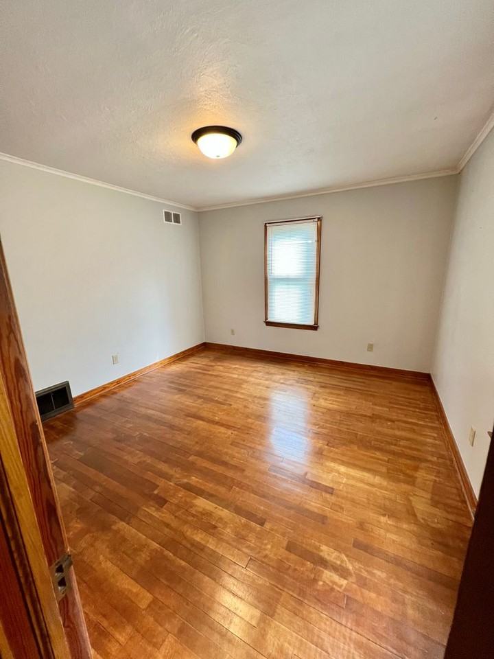 73 Robert St - Photo 7 of 15
