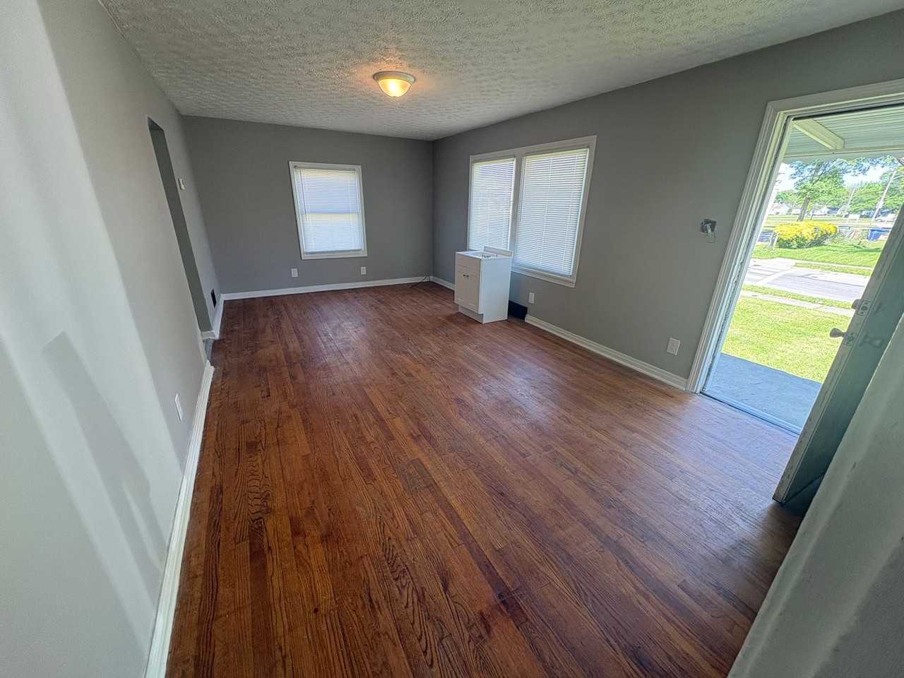 525 S Everett Ave - Photo 2 of 14