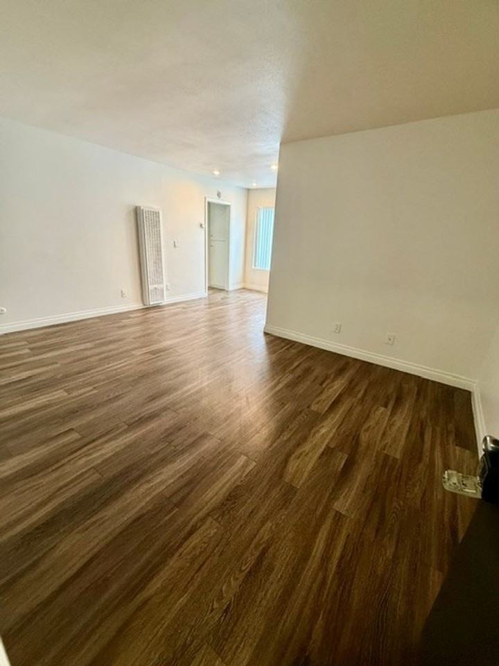 1051 Law St - Photo 2 of 10