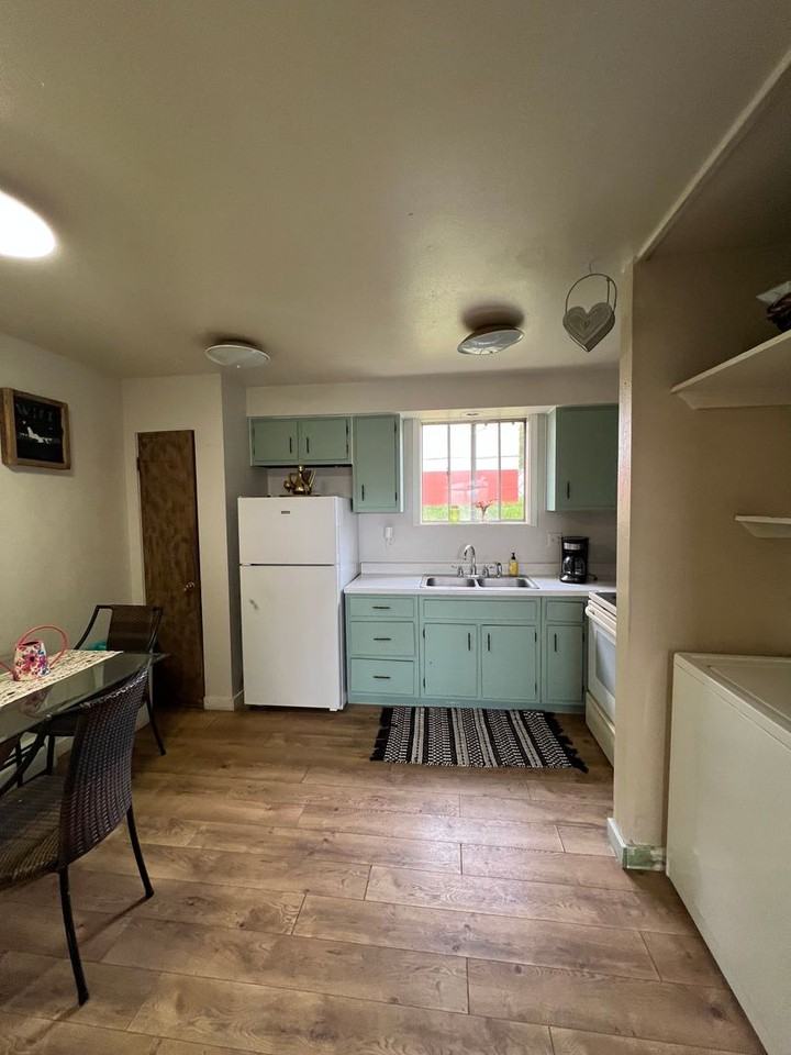421 E 15th St - Photo 4 of 7