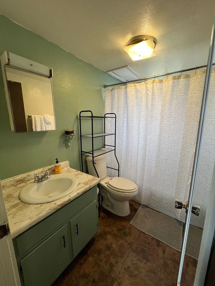 421 E 15th St - Photo 6 of 7