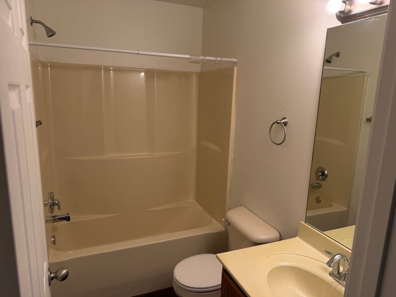 415 Middle Rd #417 - Photo 5 of 8