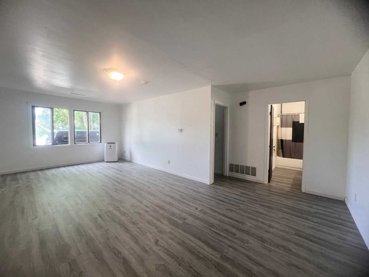 2134 E Locust St - Photo 2 of 7