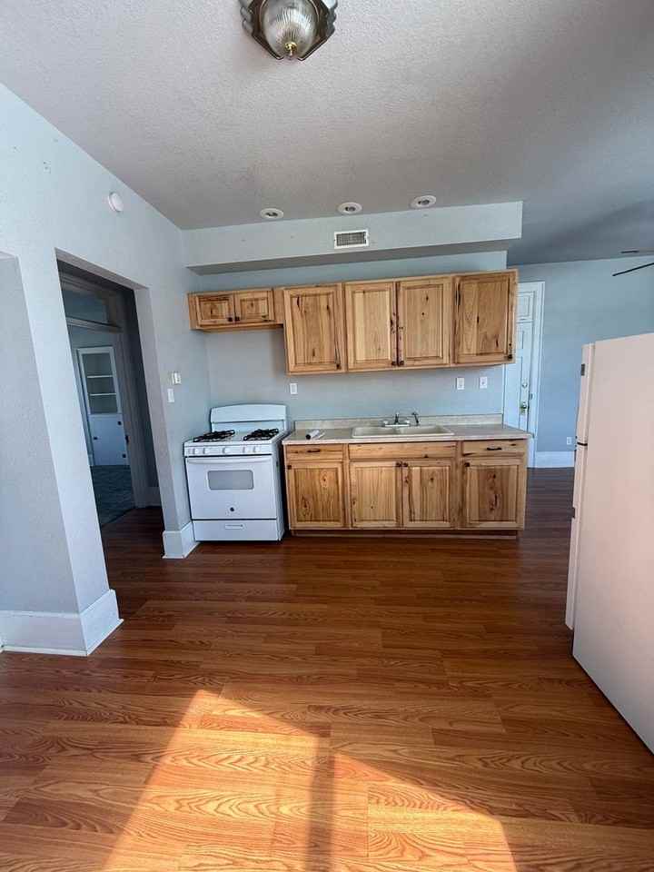 1002 S Montana St #D - Photo 4 of 12