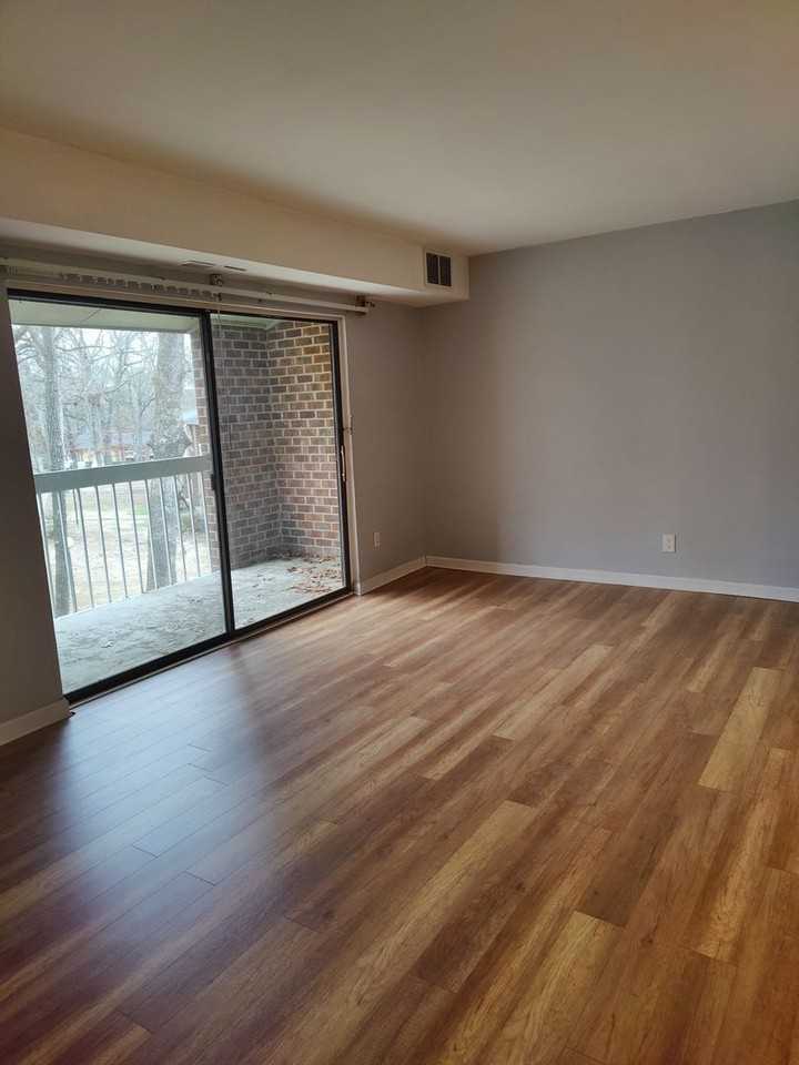1287 Schaub Dr Apt G - Photo 2 of 11
