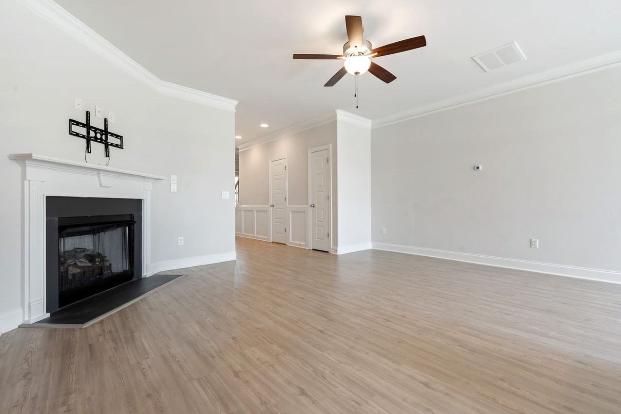 1033 Bonanza Ln - Photo 2 of 21
