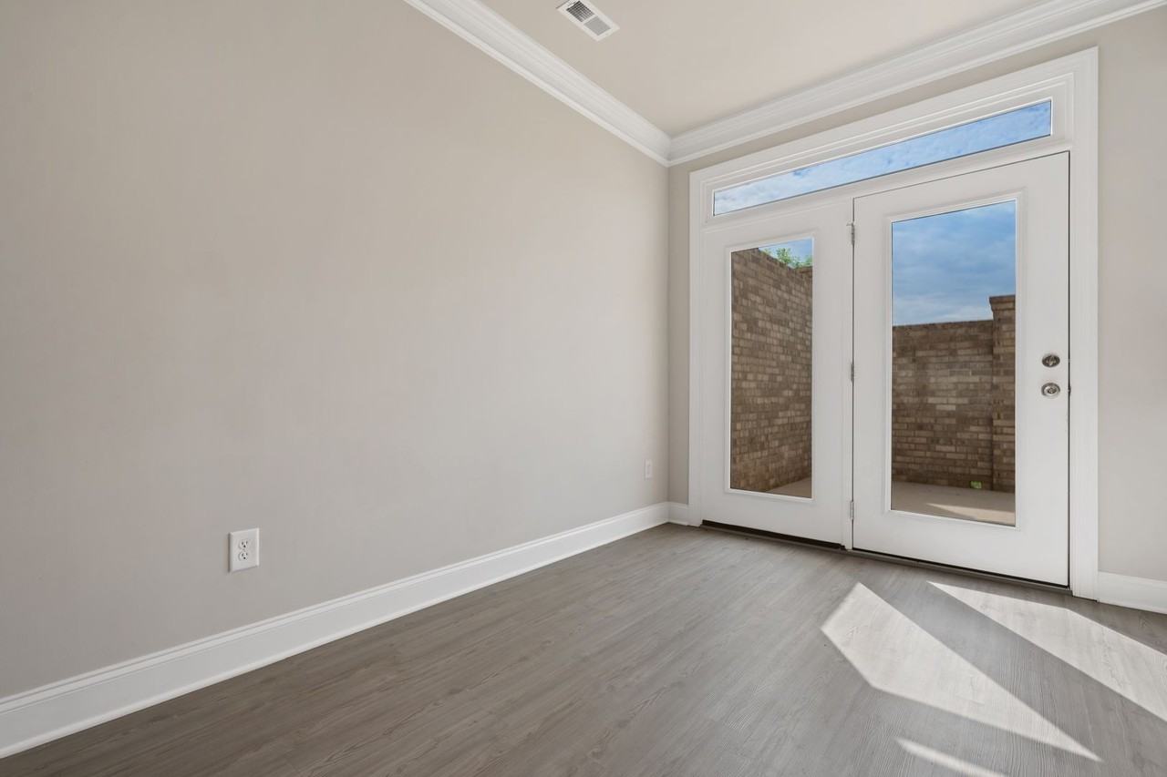 1033 Bonanza Ln - Photo 6 of 21