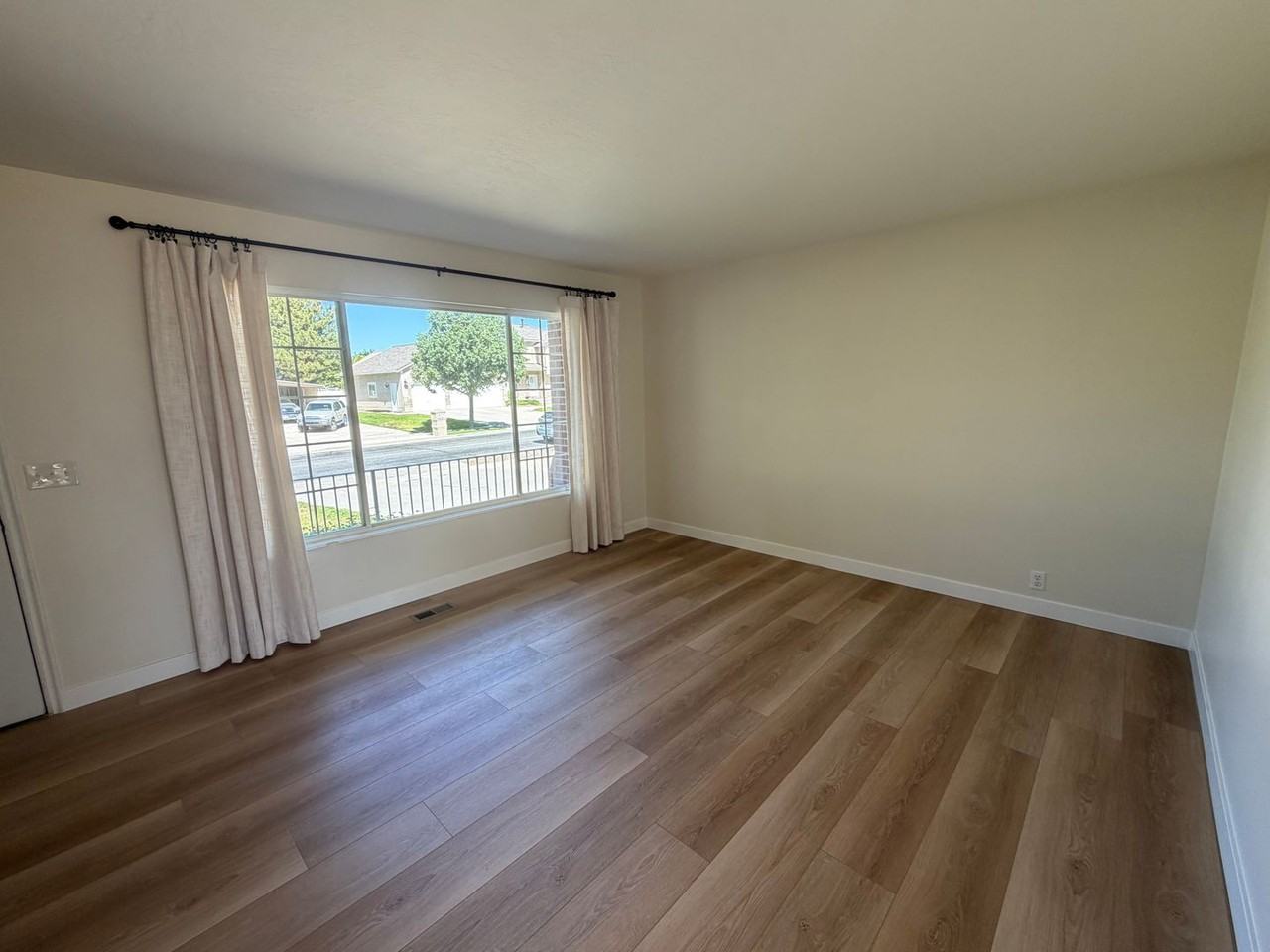 12061 S 2740 W - Photo 6 of 50