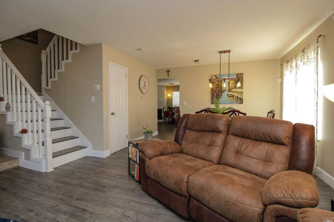 160 Kingswood Ave - Photo 3 of 12