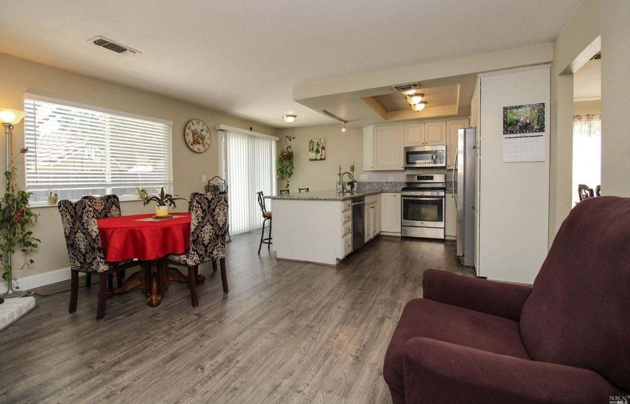 160 Kingswood Ave - Photo 4 of 12