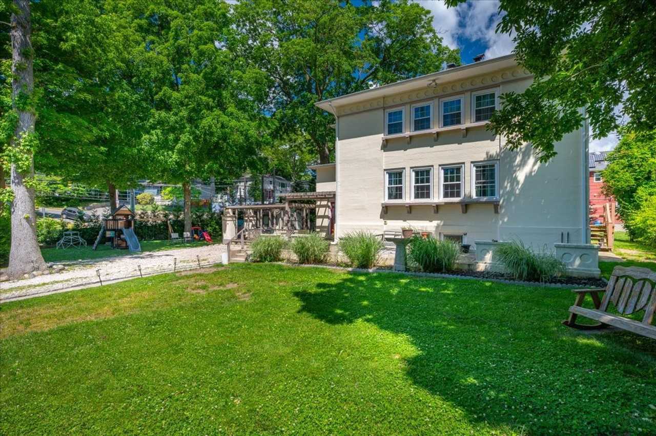 116 Soundview Ave - Photo 4 of 40