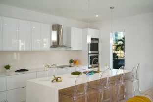 1002 N Riverside Dr - Photo 1 of 1