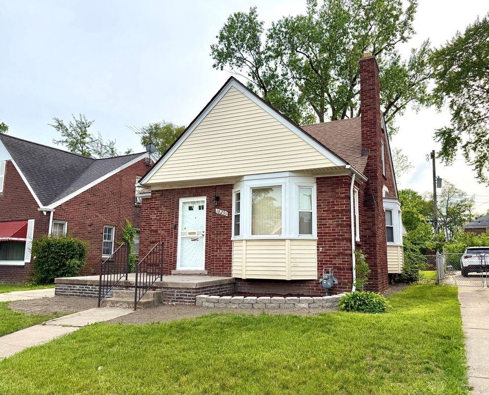 18235 Tracey St - Photo 2 of 50