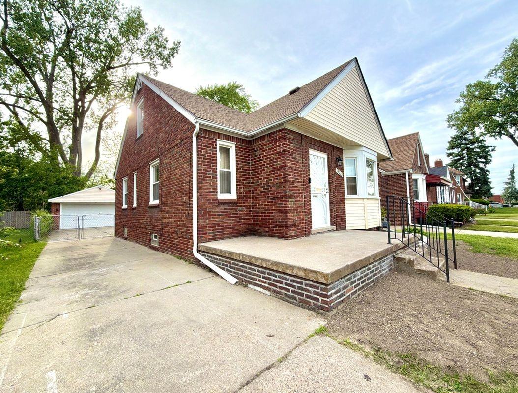 18235 Tracey St - Photo 3 of 50