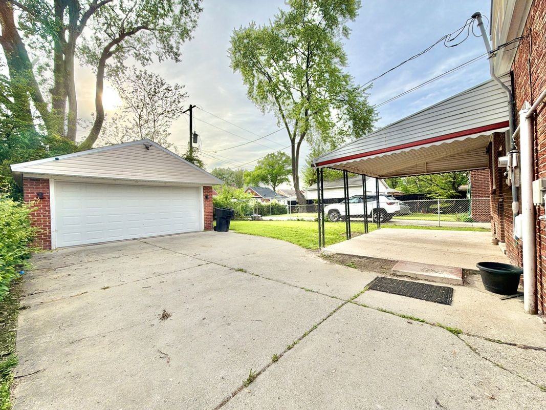 18235 Tracey St - Photo 4 of 50