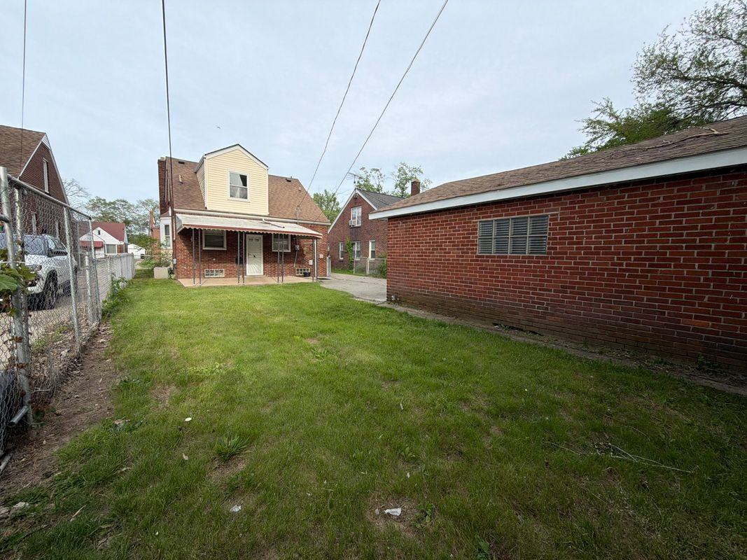 18235 Tracey St - Photo 5 of 50
