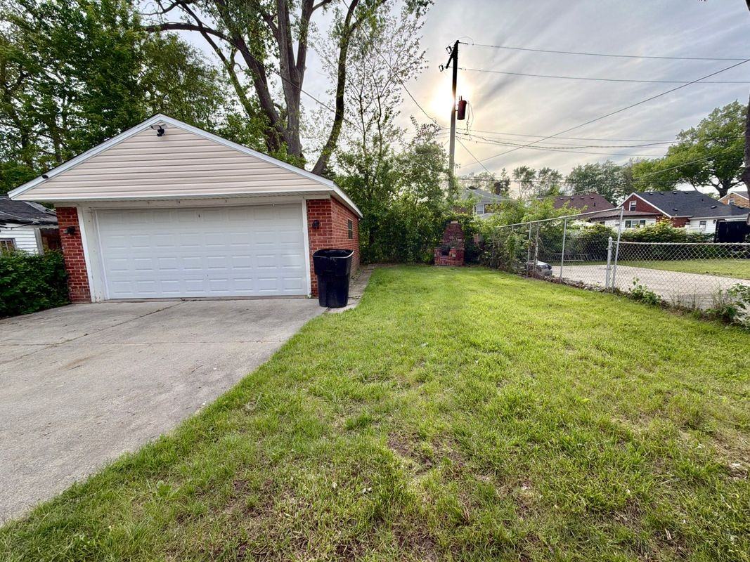 18235 Tracey St - Photo 6 of 50