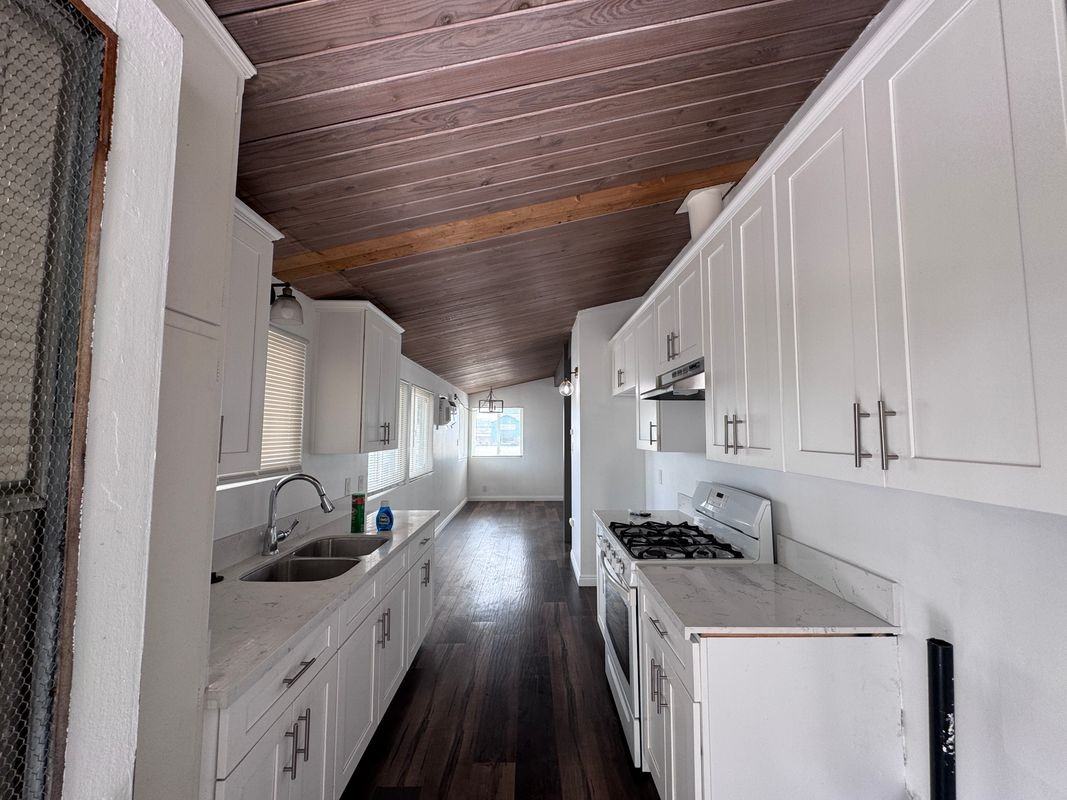 4419 W Rosecrans Ave - Photo 2 of 6