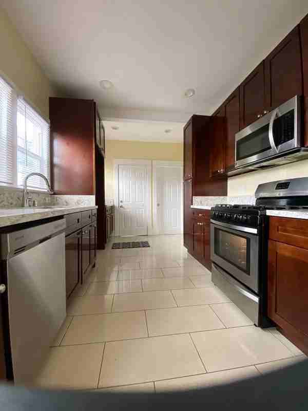 1331 Atlantic Ave - Photo 7 of 33