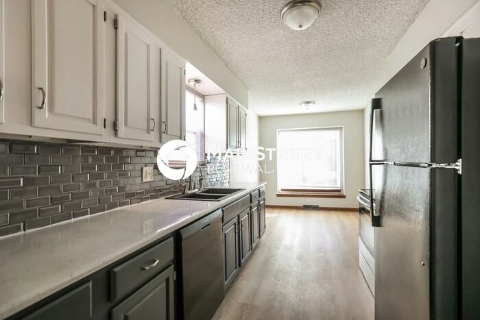 2817 Nw 5th St - Photo 5 of 18